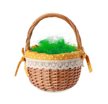 Paskalya hasır sepetinde beyaz çimenler izole edilmiş.