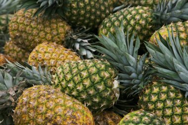 Arkaplan olarak lezzetli olgun ananas yığını. Egzotik meyve