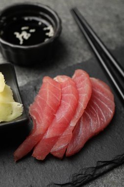 Lezzetli sashimi (taze çiğ ton balığı parçaları) siyah tahtada, yakın plan