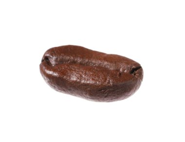 Beyaz üzerine izole edilmiş aromatik bir kahve çekirdeği.
