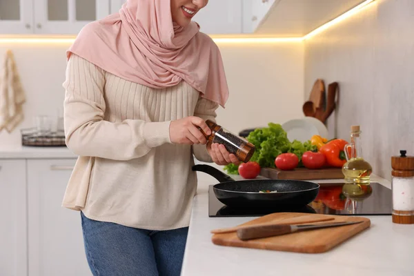 Mujer Musulmana Cocinando Delicioso Plato Con Verduras Cocina Primer Plano —  Fotos de Stock