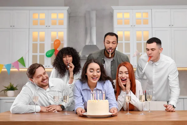 Amigos Felizes Com Bolo Saboroso Celebrando Aniversário Cozinha — Fotografia de Stock