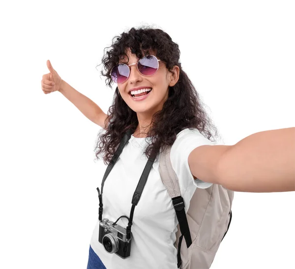 Mulher Bonita Óculos Sol Com Câmera Tirando Selfie Fundo Branco — Fotografia de Stock