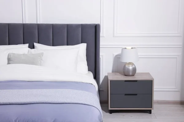 Comfortabel Bed Buurt Van Nachtkastje Met Lamp Stijlvolle Slaapkamer — Stockfoto