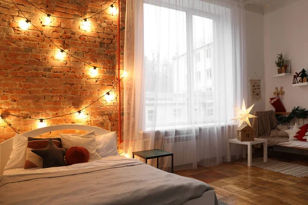 舒适的卧室 装饰着时髦的圣诞装潢 室内设计 — 图库照片