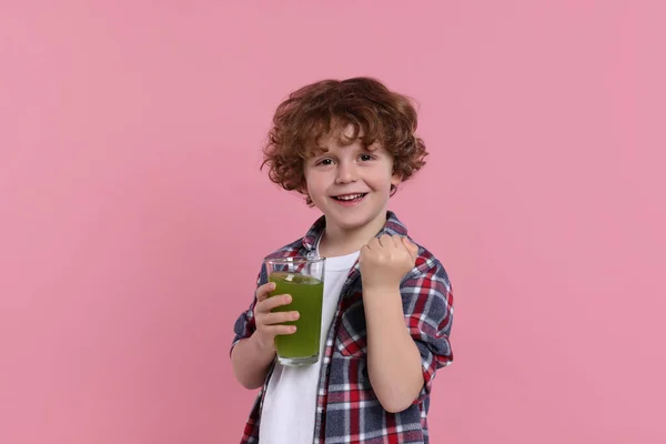 Söt Liten Pojke Med Glas Färsk Juice Rosa Bakgrund — Stockfoto