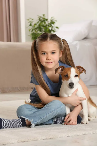 自宅で床に彼女の犬とかわいい女の子 愛らしいペット — ストック写真