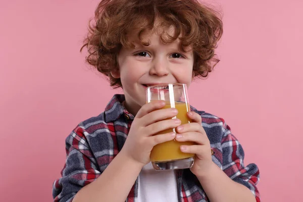 Söt Liten Pojke Med Glas Färsk Juice Rosa Bakgrund — Stockfoto