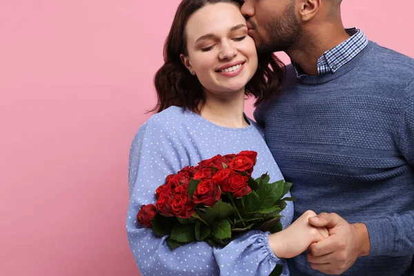 Happy Couple Celebrating Valentine Day Beloved Woman Bouquet Red Roses — Stock fotografie