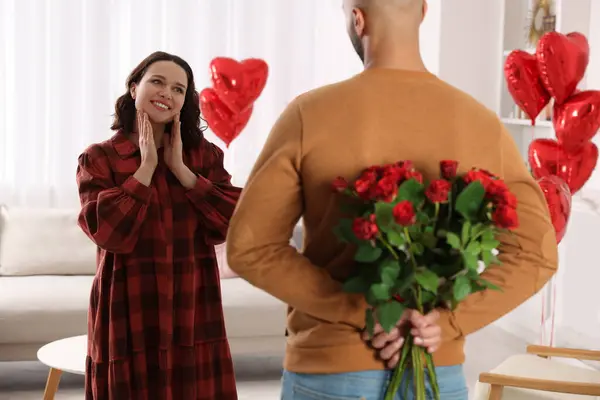 Evinde Sevdiği Kadın Için Bir Buket Kırmızı Gül Saklayan Adam — Stok fotoğraf