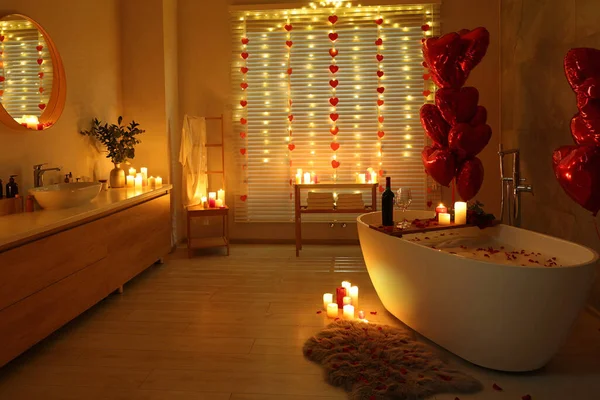 Sevgililer Günü Için Dekore Edilmiş Şık Bir Banyo Tasarım — Stok fotoğraf