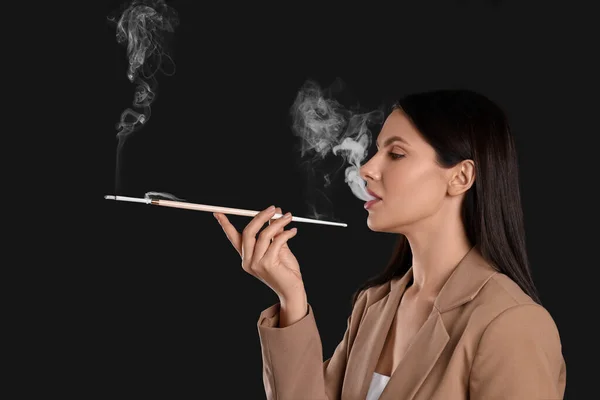 Mulher Usando Suporte Cigarro Longo Para Fumar Fundo Preto — Fotografia de Stock