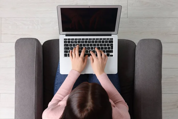 Kobieta Pracująca Laptopem Fotelu Widok Góry — Zdjęcie stockowe