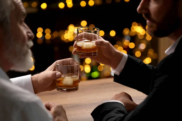 Männer Mit Whiskey Gläsern Reden Holztisch Bar — Stockfoto
