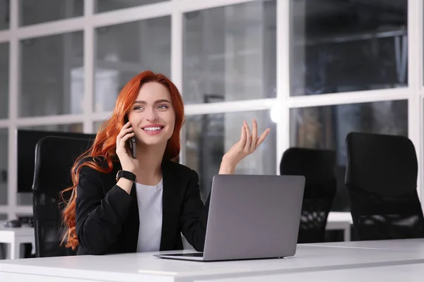 Mujer Feliz Hablando Teléfono Inteligente Mientras Trabaja Con Ordenador Portátil —  Fotos de Stock