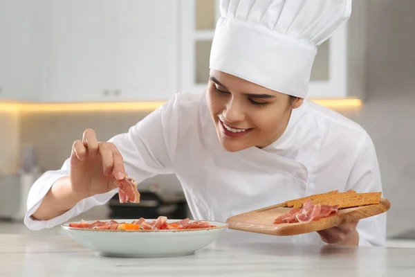 Chef Professionista Che Aggiunge Prosciutto Delizioso Piatto Tavolo Marmo Bianco — Foto Stock