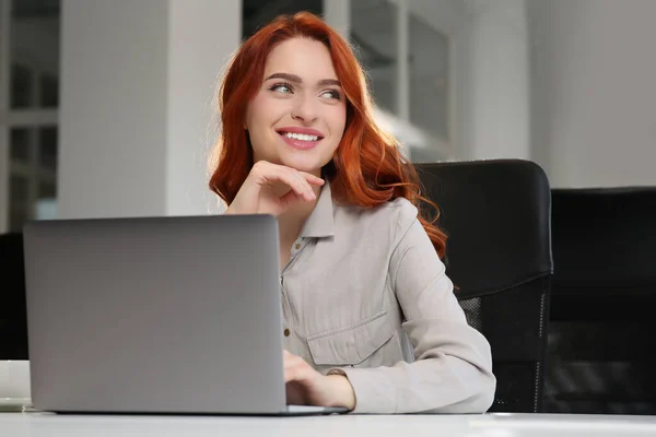 Mujer Feliz Trabajando Con Ordenador Portátil Escritorio Blanco Oficina — Foto de Stock