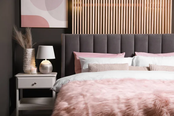 Comfortabel Bed Met Kussens Lamp Verschillende Inrichting Wit Nachtkastje Kamer — Stockfoto