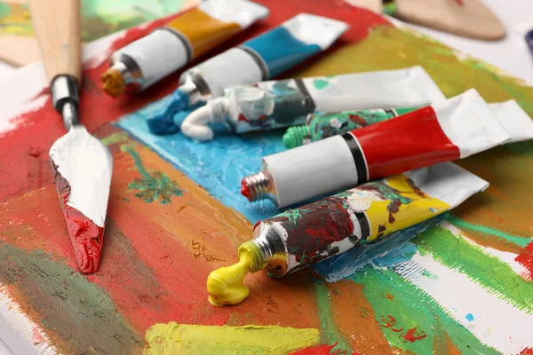 Tubes Peintures Huile Colorées Spatule Sur Toile Avec Peinture Abstraite — Photo