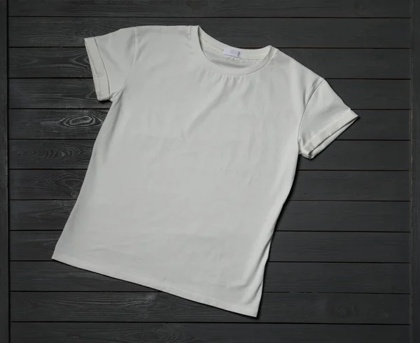 灰色木制桌子上的时尚白色T恤 顶部视图 — 图库照片