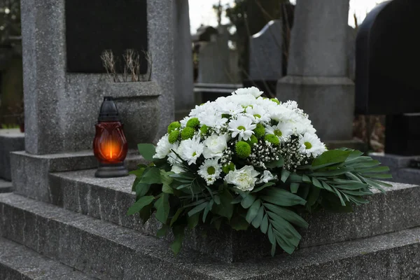 Похоронний Вінок Квітів Могильний Ліхтар Гранітному Надгробку Цвинтарі — стокове фото