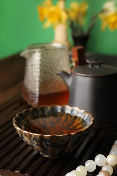 Cup Freshly Brewed Erh Tea Prayer Beads Wooden Tray Closeup — Stock Photo, Image