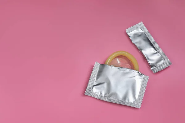 Пакет Кондомініумів Рожевому Фоні Простір Тексту Безпечний Секс — стокове фото
