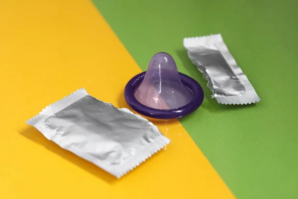 Roztržený Balíček Kondomem Barevném Pozadí Bezpečný Sex — Stock fotografie