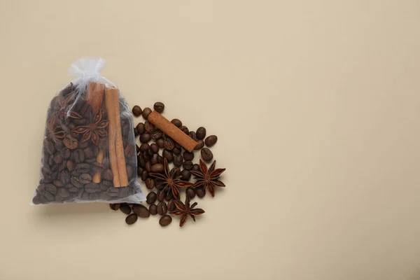 Duftbeutel Mit Kaffeebohnen Anis Und Zimt Auf Beigem Hintergrund Flach — Stockfoto