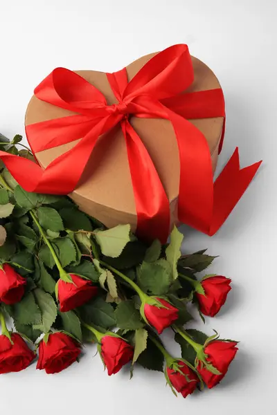 Herzförmige Geschenkschachtel Mit Schleife Und Schönen Roten Rosen Auf Weißem — Stockfoto