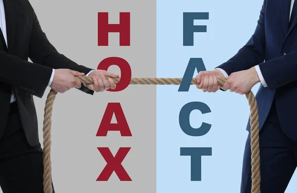 Biznesmeni Ciągnący Linę Bokach Hoax Fact Jako Metaforę Konfrontacji Mitu — Zdjęcie stockowe