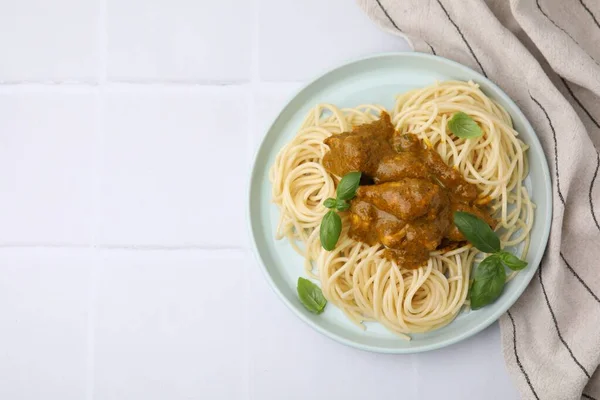 Köstliche Pasta Und Hühnchen Mit Currysoße Auf Weißem Kacheltisch Von — Stockfoto