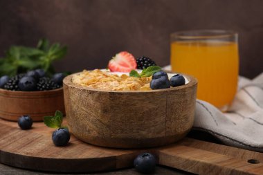 Lezzetli gevrek mısır gevreği, yoğurt ve masada taze böğürtlen. Sağlıklı kahvaltı.