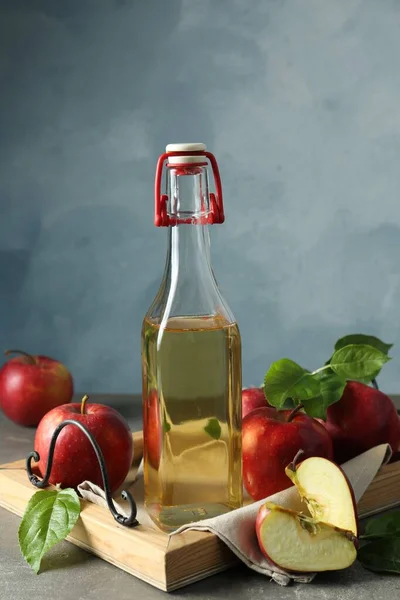 Бутылка Вкусного Сидра Яблоки Зелеными Листьями Сером Столе — стоковое фото
