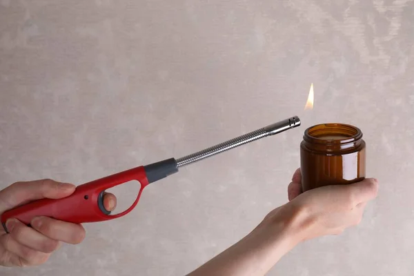 Vrouw Die Kaars Met Gasaansteker Tegen Grijze Muur Aansteekt Close — Stockfoto