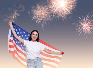 4 Temmuz - Amerika 'nın Bağımsızlık Günü. Amerika Birleşik Devletleri bayrağını havai fişeklerle tutan mutlu kadın.