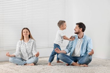 Ailesi meditasyon yaparken oğlu onları evde oyalıyor.