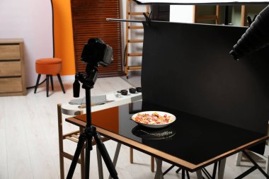 Profesyonel ekipman ve salata. Fotoğraf stüdyosundaki masada jambonlu. Yemek fotoğrafçılığı