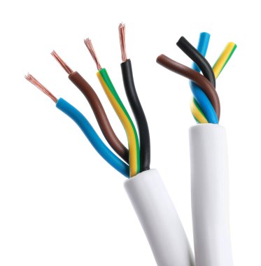 Beyaz arkaplanda yeni renkli elektrik kabloları