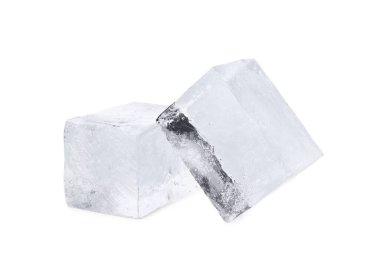 Beyaz üzerinde kristal berrak buz küpleri