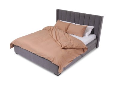 Beyaz arka planda bej çarşafları olan rahat gri yatak