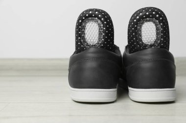 Yerdeki ayakkabılarla ortopedik tabanlar, yakın plan. Metin için boşluk