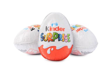 Slynchev Bryag, Bulgaristan - 23 Mayıs 2023: Beyaz arkaplandaki Kinder Sürpriz Yumurtaları