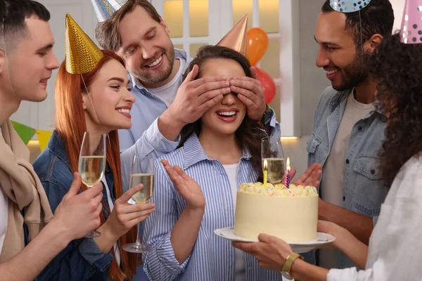 Gelukkige Vrienden Met Lekkere Taart Vieren Verjaardag Binnen — Stockfoto