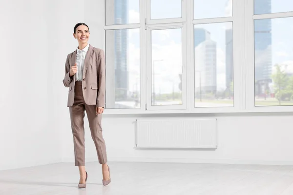 Beautiful Real Estate Agent Wearing Nice Suit Empty Room Space — Stock Photo, Image
