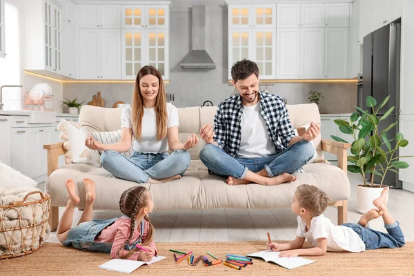 Rodiče Meditují Zatímco Jejich Děti Malují Doma — Stock fotografie