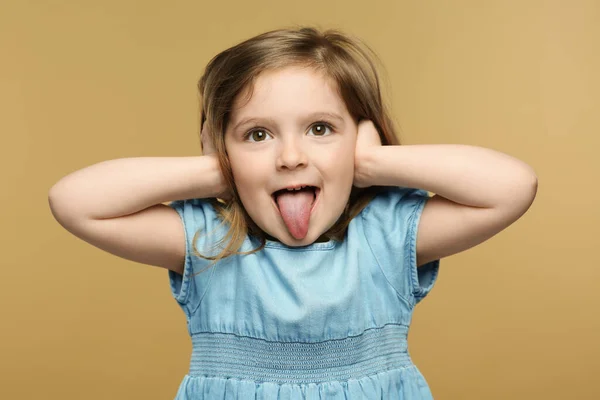 Emotionales Kleines Mädchen Zeigt Ihre Zunge Auf Beigem Hintergrund — Stockfoto