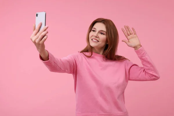 Mulher Bonita Tomando Selfie Fundo Rosa — Fotografia de Stock