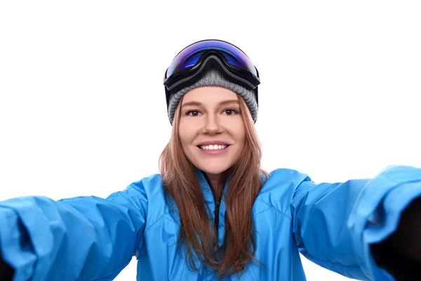 Kar Gözlüklü Güzel Kadın Beyaz Arka Planda Selfie Çekiyor — Stok fotoğraf