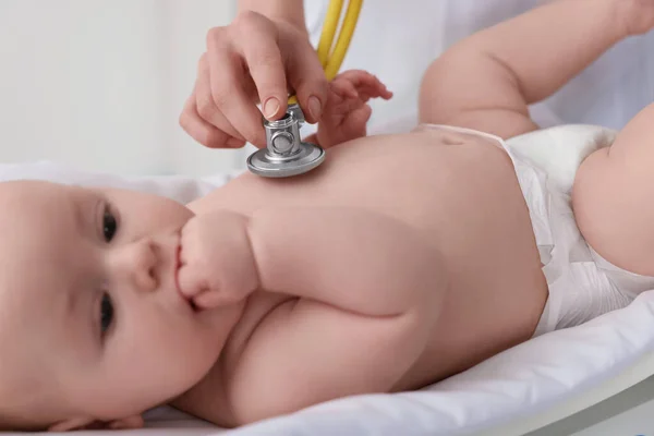 Pediatra Examinando Lindo Bebé Pequeño Con Estetoscopio Clínica Primer Plano —  Fotos de Stock